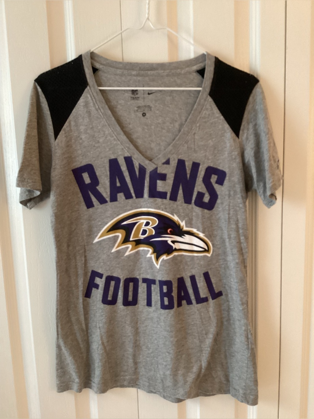NFL Women’s Baltimore Ravens V-Neck Tee Size Med - NWOT